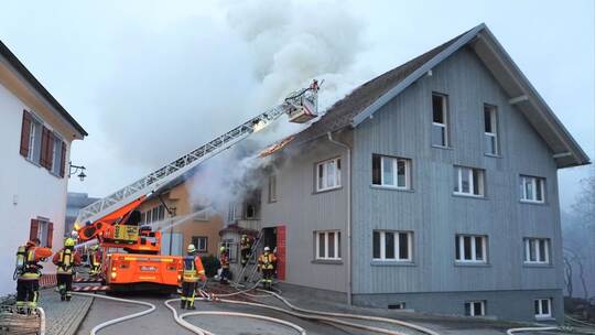 Feuer in Mehrfamilienhaus im Kreis Ravensburg