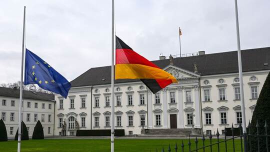 Trauerbeflaggung am Schloss Bellevue