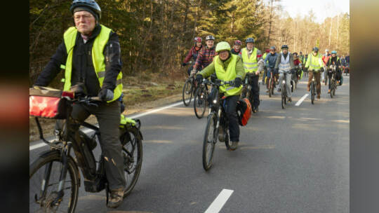 Gedenken für tödlich verunglückten Radfahrer "Natenom" ein Jahr nach dem Unfall an der Gedenkstätte zwischen Neuhausen und Schel