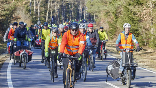 Gedenken für tödlich verunglückten Radfahrer "Natenom" ein Jahr nach dem Unfall an der Gedenkstätte zwischen Neuhausen und Schel