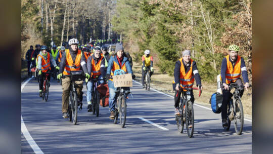 Gedenken für tödlich verunglückten Radfahrer "Natenom" ein Jahr nach dem Unfall an der Gedenkstätte zwischen Neuhausen und Schel