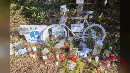 Gedenken für tödlich verunglückten Radfahrer "Natenom" ein Jahr nach dem Unfall an der Gedenkstätte zwischen Neuhausen und Schel