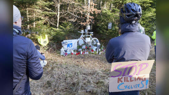 Gedenken für tödlich verunglückten Radfahrer "Natenom" ein Jahr nach dem Unfall an der Gedenkstätte zwischen Neuhausen und Schel
