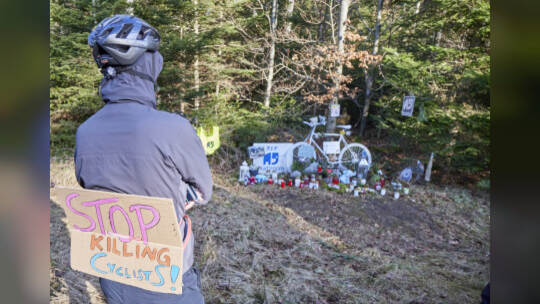Gedenken für tödlich verunglückten Radfahrer "Natenom" ein Jahr nach dem Unfall an der Gedenkstätte zwischen Neuhausen und Schel