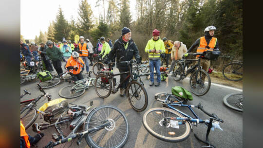 Gedenken für tödlich verunglückten Radfahrer "Natenom" ein Jahr nach dem Unfall an der Gedenkstätte zwischen Neuhausen und Schel