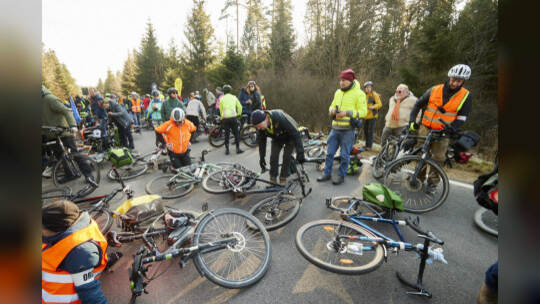 Gedenken für tödlich verunglückten Radfahrer "Natenom" ein Jahr nach dem Unfall an der Gedenkstätte zwischen Neuhausen und Schel