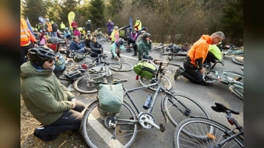 Gedenken für tödlich verunglückten Radfahrer "Natenom" ein Jahr nach dem Unfall an der Gedenkstätte zwischen Neuhausen und Schel