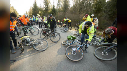 Gedenken für tödlich verunglückten Radfahrer "Natenom" ein Jahr nach dem Unfall an der Gedenkstätte zwischen Neuhausen und Schel