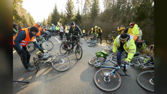 Gedenken für tödlich verunglückten Radfahrer "Natenom" ein Jahr nach dem Unfall an der Gedenkstätte zwischen Neuhausen und Schel