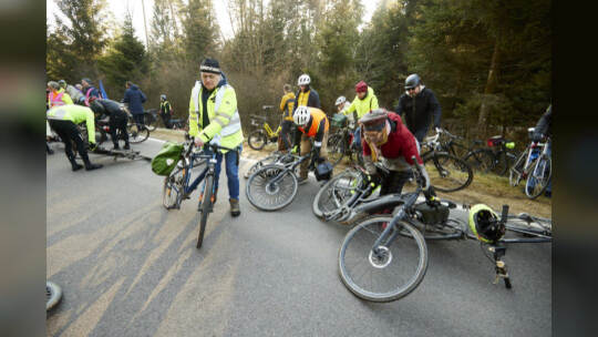 Gedenken für tödlich verunglückten Radfahrer "Natenom" ein Jahr nach dem Unfall an der Gedenkstätte zwischen Neuhausen und Schel