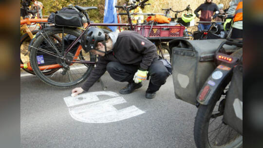 Gedenken für tödlich verunglückten Radfahrer "Natenom" ein Jahr nach dem Unfall an der Gedenkstätte zwischen Neuhausen und Schel