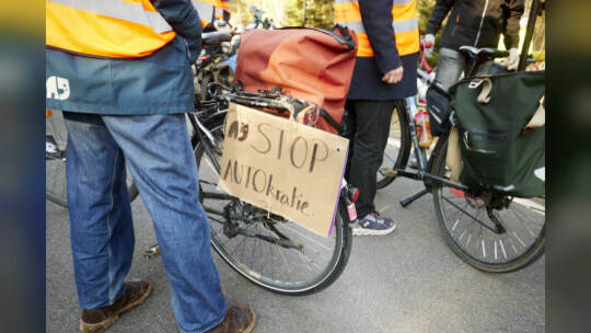 Gedenken für tödlich verunglückten Radfahrer "Natenom" ein Jahr nach dem Unfall an der Gedenkstätte zwischen Neuhausen und Schel