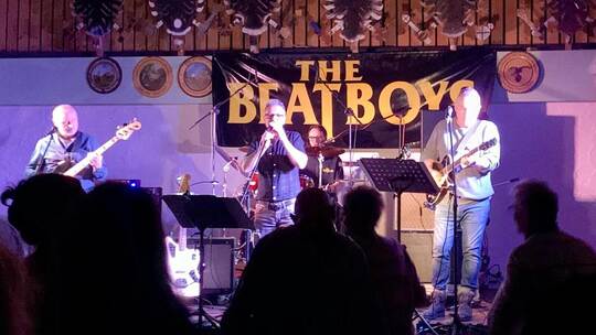 Die „Beatboys“ sorgen beim vierten „Hallenschwoof“ im Schützenhaus Wiernsheim für den guten Ton.
