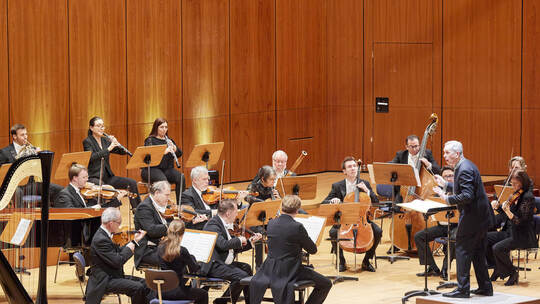 Douglas Bostock führt das SWDKO mit präziser Hand und feiner Musikalität durch ein abwechslungsreiches Programm. Tilo Keller Südwestdeutsches Kammerorchester. "Time Changes".