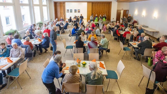 Immer am ersten Montag im Monat findet der Mittagstreff für Senioren im evangelischen Gemeindehaus Neuenbürg statt.
