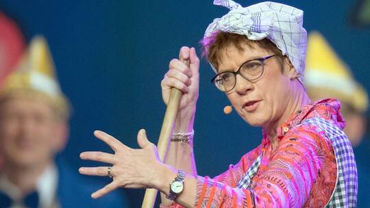 AKK als närrische Putzfrau