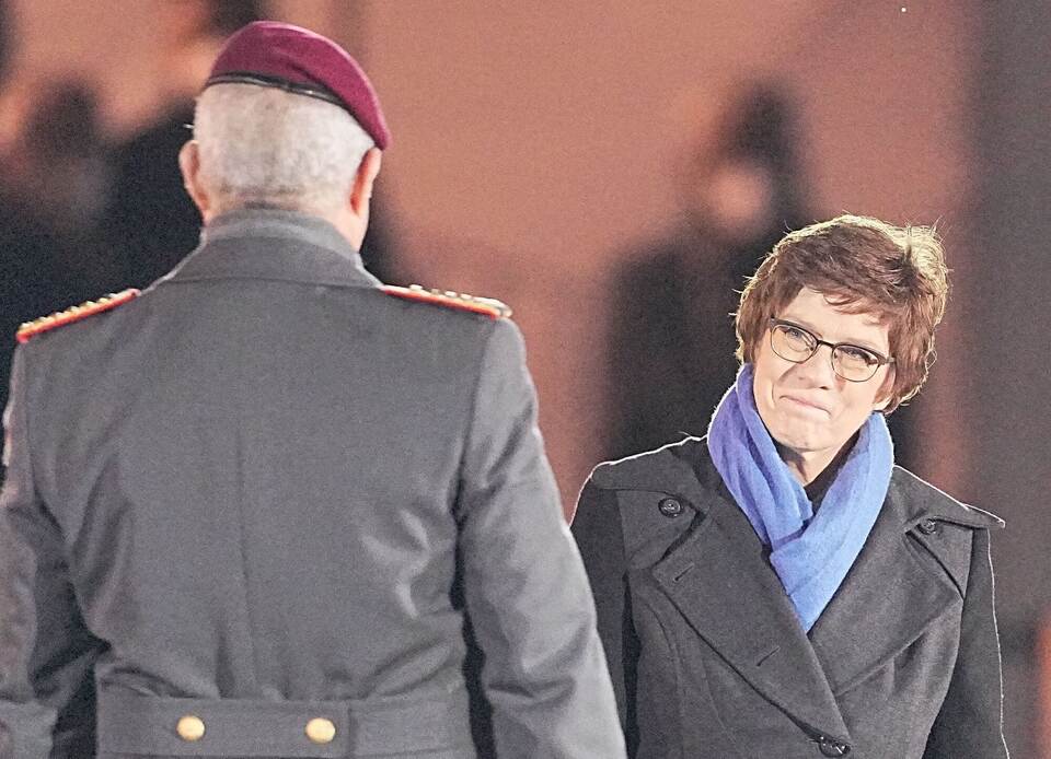 Großer Zapfenstreich für Annegret Kramp-Karrenbauer