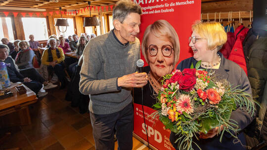 Rolf Mützenich bei Katja Mast im Naturfreundehaus am Dietlinger Remberg. Foto: Meyer