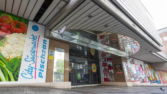 Harrt seines Abrisses: das SinnLeffers- Gebäude. Meyer SinnLeffers Gebäude