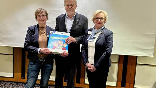 Horst Hägele übergibt in Gegenwart von Distrikt-Governorin Claudia Pap (rechts) formell die Verantwortung für Lions-Quest an Gab