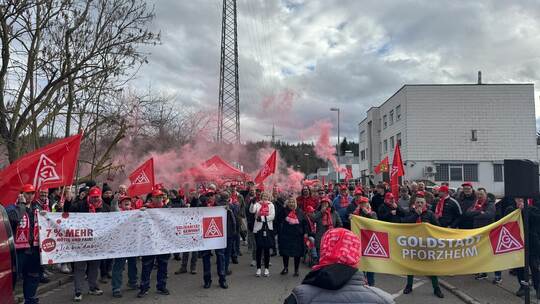 Beschäftigte von Agosi, G. Rau, Les Atelier Bijoux , Heimerle & Meule, Inovan, proHeq und Karl Scheufele bei einem Warnstreik im