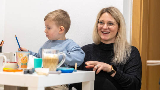 Tagesmutter Megan Stang betreut derzeit vier Kinder, hier ihr zweieinhalbjähriger Sohn Elio. Foto: Röhr Tagesmutter Megan Stang Stein