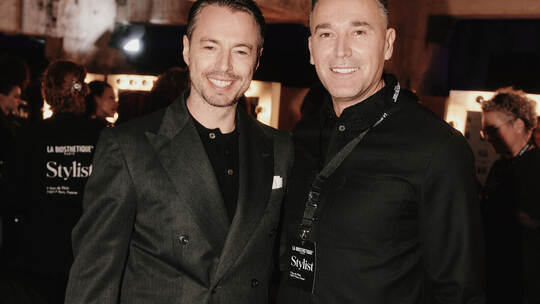 Auf Du und Du in Berlin: La Biosthétique-Chef Felix Weiser (links) mit dem Düsseldorfer Promi-Friseur Dashi Krasnici. La Biosthé