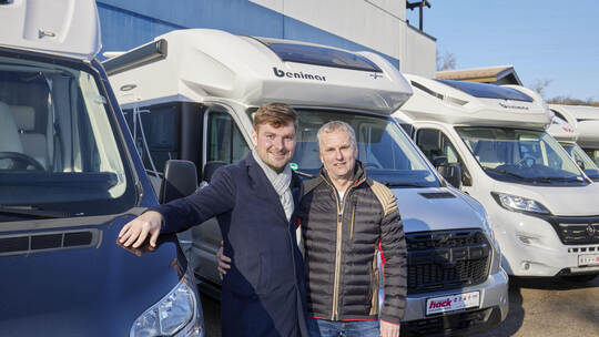 Die Kooperationspartner Jonas Hack (links) und Rüdiger Schweickert bei der Hack-Erlebniswelt Hausmesse im Autosalon Schweickert. Die Kooperationspartner Jonas Hack (links) und Rüdiger Schweickert bei der Hack-Erlebniswelt Hausmesse im Autosalon Schweickert