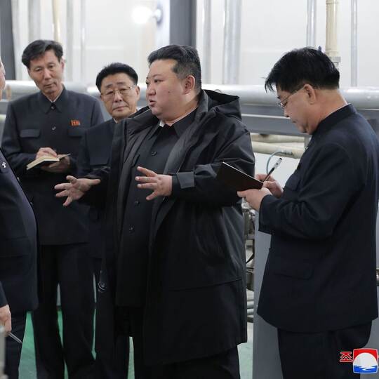 Kim besichtigt Anlage zur Herstellung von Nuklearmaterial