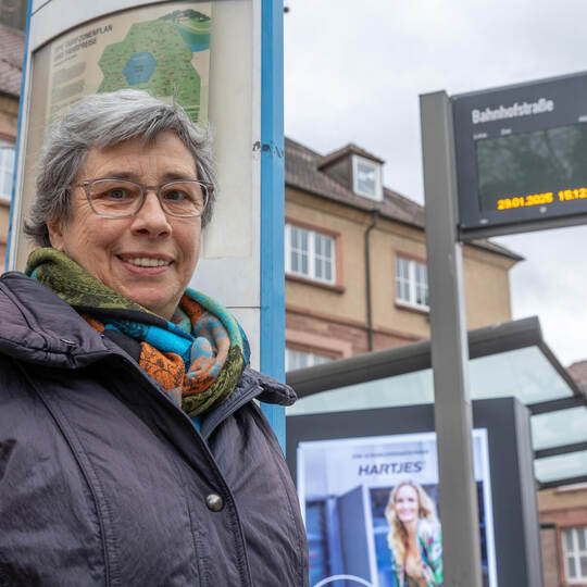 Martha Eickhoff unter der Anzeige an der Haltestelle in der Bahnhofstraße, die eigentlich keine ist, weil nichts angezeigt wird. Martha Eickhoff Bushaltestellen
