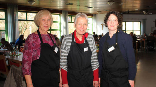Freuen sich am Samstag über die bestens besuchte Vesperkirche in Mühlacker: Brigitte Auerbach, Barbara Straub und Anke Norberg (