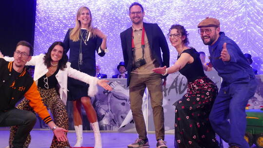 Der Plan mit dem Pressefoto von der Gruppe „Oerwardederweise“ und Bürgermeisterin Sabine Wagner (Dritte von links) geht auf.