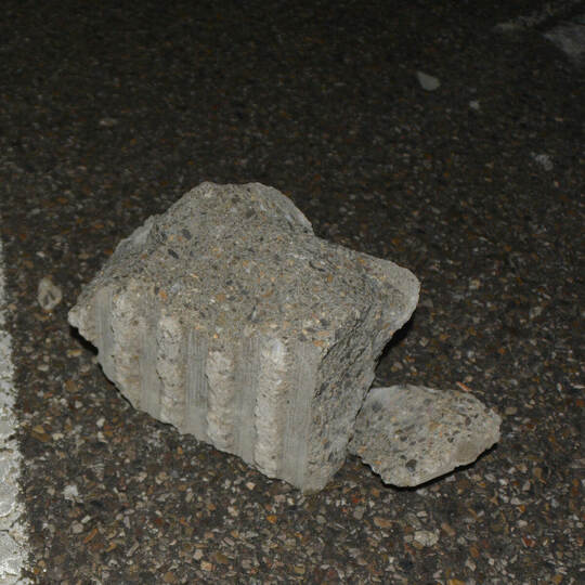 Steinwurf auf Autobahn