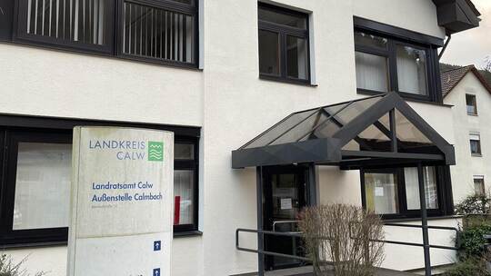 Die Außenstelle in der Calmbacher Bahnhofstraße hat jeden Vormittag und donnerstags auch nachmittags geöffnet – mit einer Vorlag