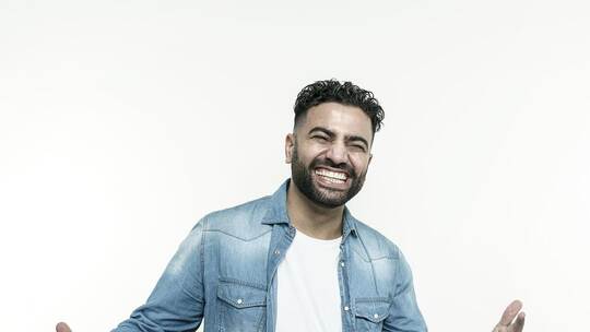 „Mir wird niemand mehr absagen“, kündigt der umstrittene Comedian Nizar Akremi auf Instagram an. Robert Maschke