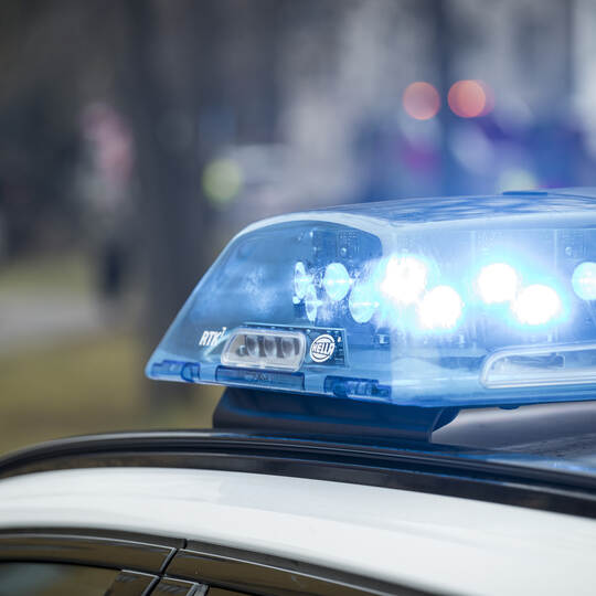 Bus gerät in Böschung