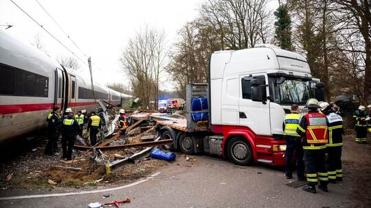 ICE stößt in Hamburg mit LKW zusammen