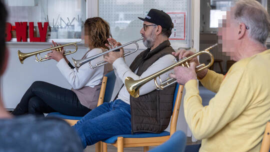 Rund zehn Patienten kommen wöchentlich in die Musiktherapie von Michael Pietsch-Rether (Mitte). Der Leiter des Stadtorchester Ne Lore Perls Michael Pietsch Rether Musiktherapie