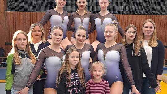 Gelungener Liga-Start: Die erfolgreiche Wilferdinger Turn-Riege freut sich mitsamt ihren Betreuerinnen und Unterstützerinnen. Sa