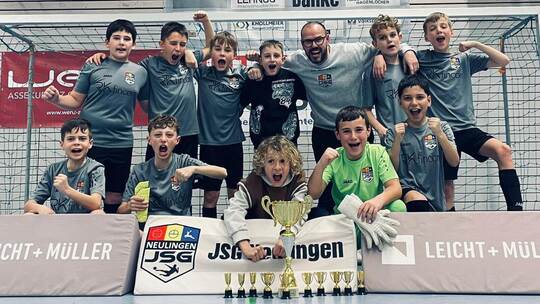 Bärenstark präsentierten sich die E1-Junioren der JSG Neulingen mit Trainer Dominic Pfeiffer. Erst im Finale unterlagen sie knap
