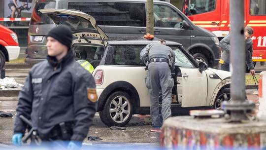 Auto in München in Menschengruppe gefahren