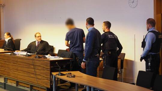 Ein junger Mann steht wegen Mordes vor Gericht