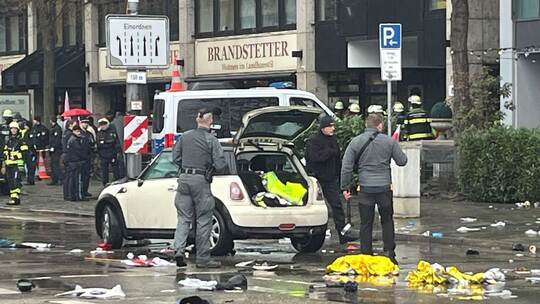 Auto in München in Menschengruppe gefahren
