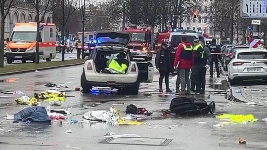 Auto in München in Menschengruppe gefahren