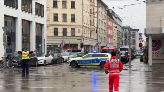 Auto in München in Menschengruppe gefahren