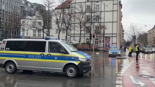 Auto in München in Menschengruppe gefahren