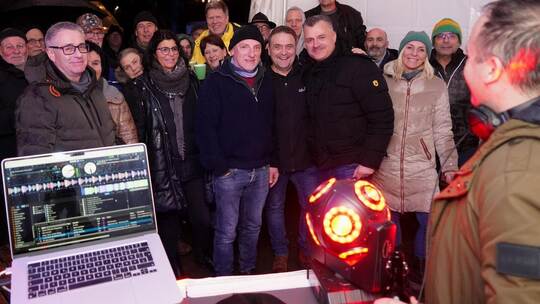 Beste Stimmung trotz Regen: Steffen Henne (rechts) vom DJ-Team „T.A.S.H.“ heizt den Gästen der Winterlounge mächtig ein. Roller