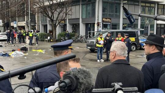 Auto in München in Menschengruppe gefahren