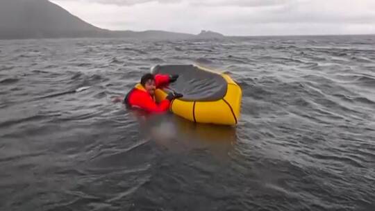 Kajakfahrer von Wal ins Maul genommen und wieder ausgespuckt