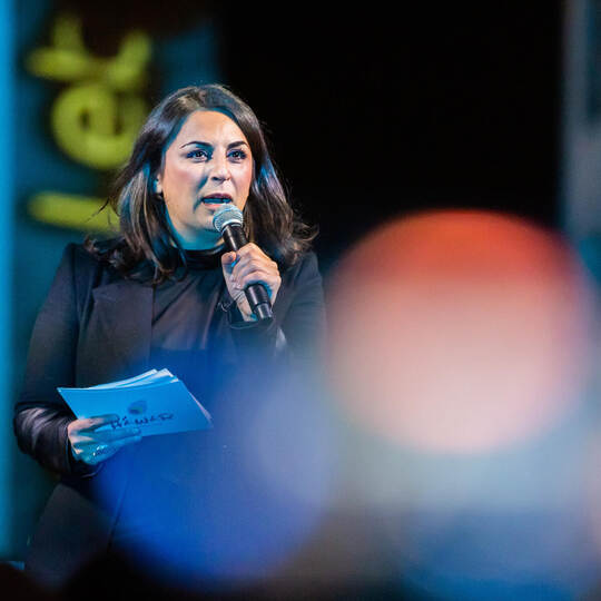 Menschenrechtsaktivistin Düzen Tekkal bei Protestaktion